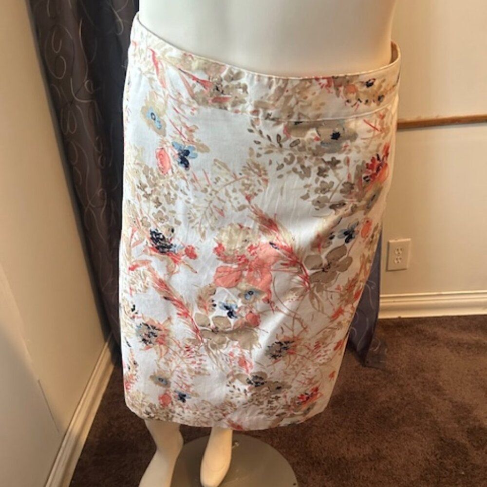 Van Heusen Studio Floral Creme/Tan/Orange Pencil skirt, size 16